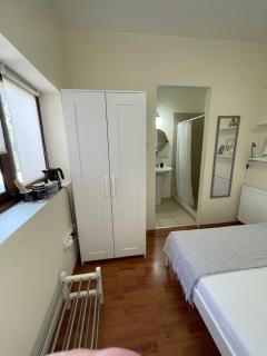 Yard room with private entrance - Lanarka - 8