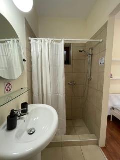 Yard room with private entrance - Lanarka - 2