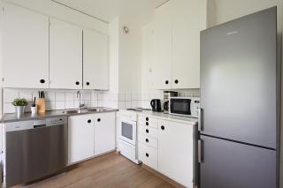 Spacious 2BR Apartment in a Quiet Neighborhood & Free Parking - 7
