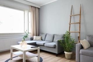 Spacious 2BR Apartment in a Quiet Neighborhood & Free Parking - 3