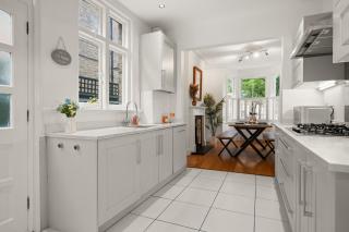 Spacious 3-Bedroom Family Home in Kingston with Garden, Smart TVs & Fast WiFi - Ideal for Longer Stays - 7