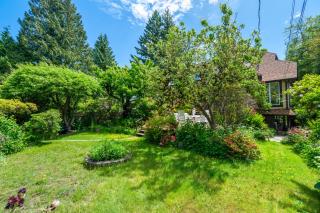 Picturesque room surrounded by flowers with share spaces - 2
