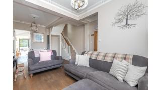 3-Bedroom Home in Richmond - Ideal Family Living - Kew Gardens - 8
