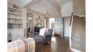 3-Bedroom Home in Richmond - Ideal Family Living - Kew Gardens - 9