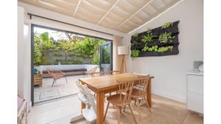 3-Bedroom Home in Richmond - Ideal Family Living - Kew Gardens - 2
