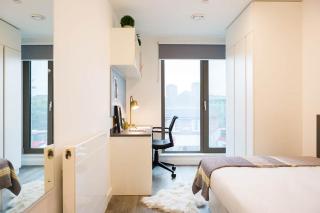 Student Only, Bronze Studio Mid Level White City - 3