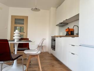 1BR Apartment with a Designated Workspace, Free Street Parking and Free Gym Pass - 3