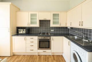 Elegant 2BD Flat with Views Near Barons Court - Londra - 9