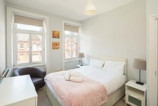 Elegant 2BD Flat with Views Near Barons Court - Londra - 5