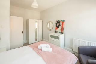 Elegant 2BD Flat with Views Near Barons Court - Londra - 3