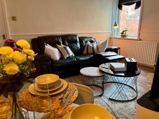 2 Bedrooms, 1 Bathroom, Fast Wifi, Apple TV, Netflix, Free Parking, 20 PERCENT OFF LONG STAYS - 3