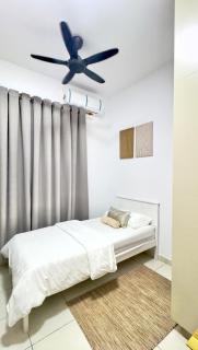 Alora Homestay - 8