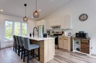 Chalet Aube with Spa, Ski Montcalm - 2