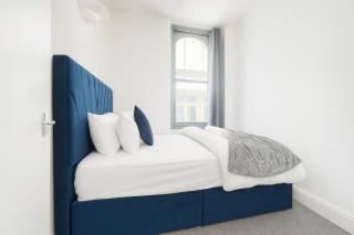 Stylish 2 Bedroom Apartment in the Heart of Soho Walk to Cafes & Attractions! - London - 2