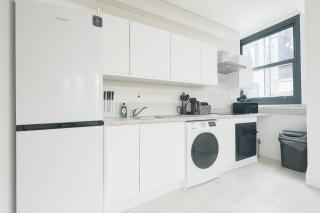 Stylish 2 Bedroom Apartment in the Heart of Soho Walk to Cafes & Attractions! - London - 1