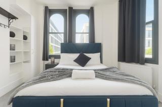 Stylish 2 Bedroom Apartment in the Heart of Soho Walk to Cafes & Attractions! - London - 4
