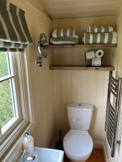 Cosy Shepherd Hut - - 1