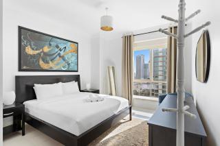 Sleek and Spacious 2BR at Dubai Marina, Near Beach - 0