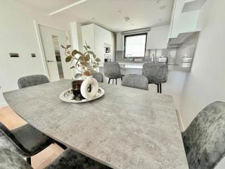 The Lookout-Sea Views-Balcony-Free parking - 4