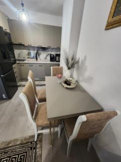 Warm 2BR in Heart of City, Walk to Shops & Cafés - Shkodër - 3