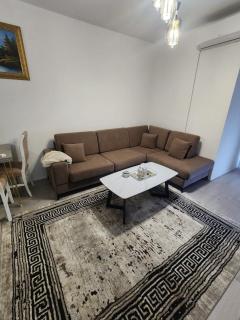 Warm 2BR in Heart of City, Walk to Shops & Cafés - Shkodër - 4