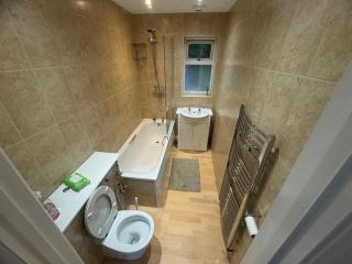 2 Bedroom-House-Sleeps 5 In Front Horley Station -Near Gatwick Airport - 6
