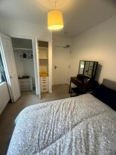 2 Bedroom-House-Sleeps 5 In Front Horley Station -Near Gatwick Airport - 8