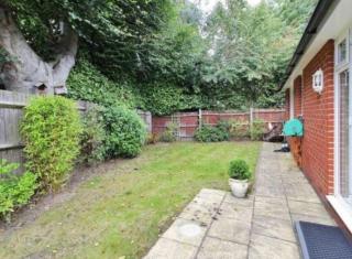 2 Bedroom-House-Sleeps 5 In Front Horley Station -Near Gatwick Airport - 3