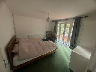 2 Bedroom-House-Sleeps 5 In Front Horley Station -Near Gatwick Airport - 7