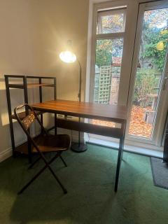 2 Bedroom-House-Sleeps 5 In Front Horley Station -Near Gatwick Airport - 1