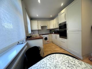2 Bedroom-House-Sleeps 5 In Front Horley Station -Near Gatwick Airport - 9