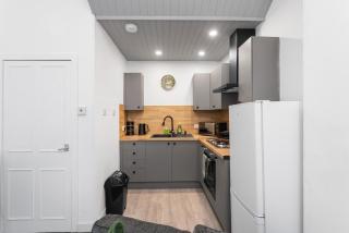 Sleek Canalside Stay in Edinburgh - 3