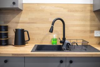 Sleek Canalside Stay in Edinburgh - 2