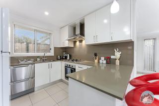 Spacious 3 Beds House with Parking in Fairfield - Villawood - 4