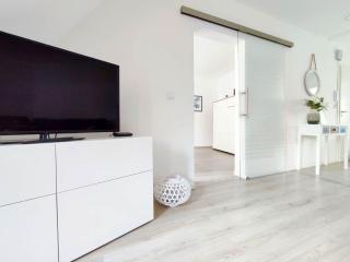 Flair Apartments 'FACHWERK & FLAIR' - Altstadt-Apartment 78 qm für Urlaub oder Geschäftsreise, Innenstadtlage, ruhig, modern, 900 m Bahnhof, 24 Std Check-in, WLAN, Streaming, Küche, Regendusche, 2 x Doppelbett, direkt am neuen Markt in der Altstadt - Herford - 9
