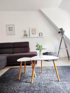 Flair Apartments 'FACHWERK & FLAIR' - Altstadt-Apartment 78 qm für Urlaub oder Geschäftsreise, Innenstadtlage, ruhig, modern, 900 m Bahnhof, 24 Std Check-in, WLAN, Streaming, Küche, Regendusche, 2 x Doppelbett, direkt am neuen Markt in der Altstadt - 1