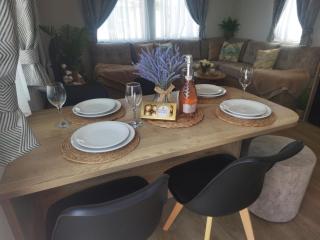 Big Boss Caravan-Camber Sands,Sleep 8, Free Wi-Fi, Netflix, Parking - Camber - 4