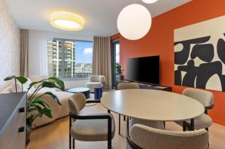 SkyPark Apartment with City Views Free Parking - 9