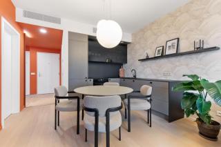 SkyPark Apartment with City Views Free Parking - 4