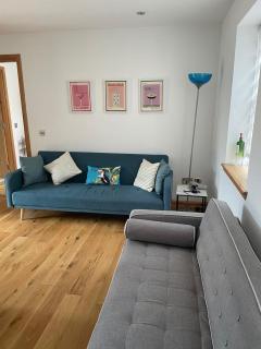 2 Bed House - free parking, short walk to City centre - 2