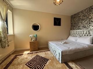 Luxury 1-Bedroom Apartment in Central Grays with Parking & Excellent Transport Links - 8