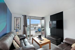 Luxury 2 Bedroom Harbour Apartment With Panoramic Ship Views - 4