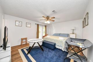 Luxury 4BR Katy Home Sleeps 10 with Game Room and Large Fenced Yard - Houston - 7