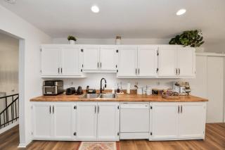 Luxury 4BR Katy Home Sleeps 10 with Game Room and Large Fenced Yard - 2