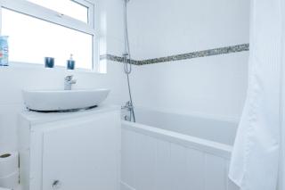 NEW! 3-Bed Home in Greater Manchester, Ideal for Long Term Stays & Large Groups, FREE Parking! - - 5