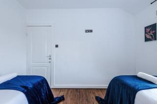 NEW! 3-Bed Home in Greater Manchester, Ideal for Long Term Stays & Large Groups, FREE Parking! - - 3
