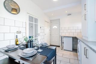 NEW! 3-Bed Home in Greater Manchester, Ideal for Long Term Stays & Large Groups, FREE Parking! - - 1