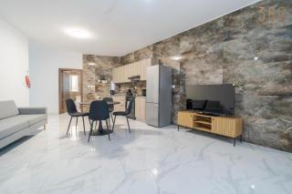 Spacious 1BR home with comfortable bed with WIFI & AC - - 2