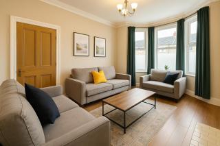 Large CityCentre Townhouse & Hot Tub, Pool Table and Offroad Parking - Cardiff - 9