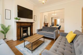 Large CityCentre Townhouse & Hot Tub, Pool Table and Offroad Parking - Cardiff - 3